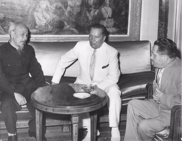 Tito og vietnamesisk leder Ho Chi Minh i 1957 (Wikimedia Commons)