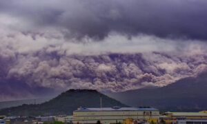 Utbrudd av Mayon-vulkanen på Filippinene, søyler av aske og 300 familier evakuert: videoen