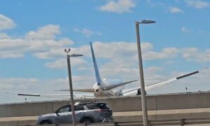 Det vi vet om United Airlines-flyet som traff en lastebil mens de landet i New Jersey