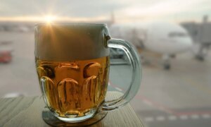 Ryanair vil ha begrenset drikking på flyplassen om morgenen etter en økning i fulle passasjerkaos på feriefly