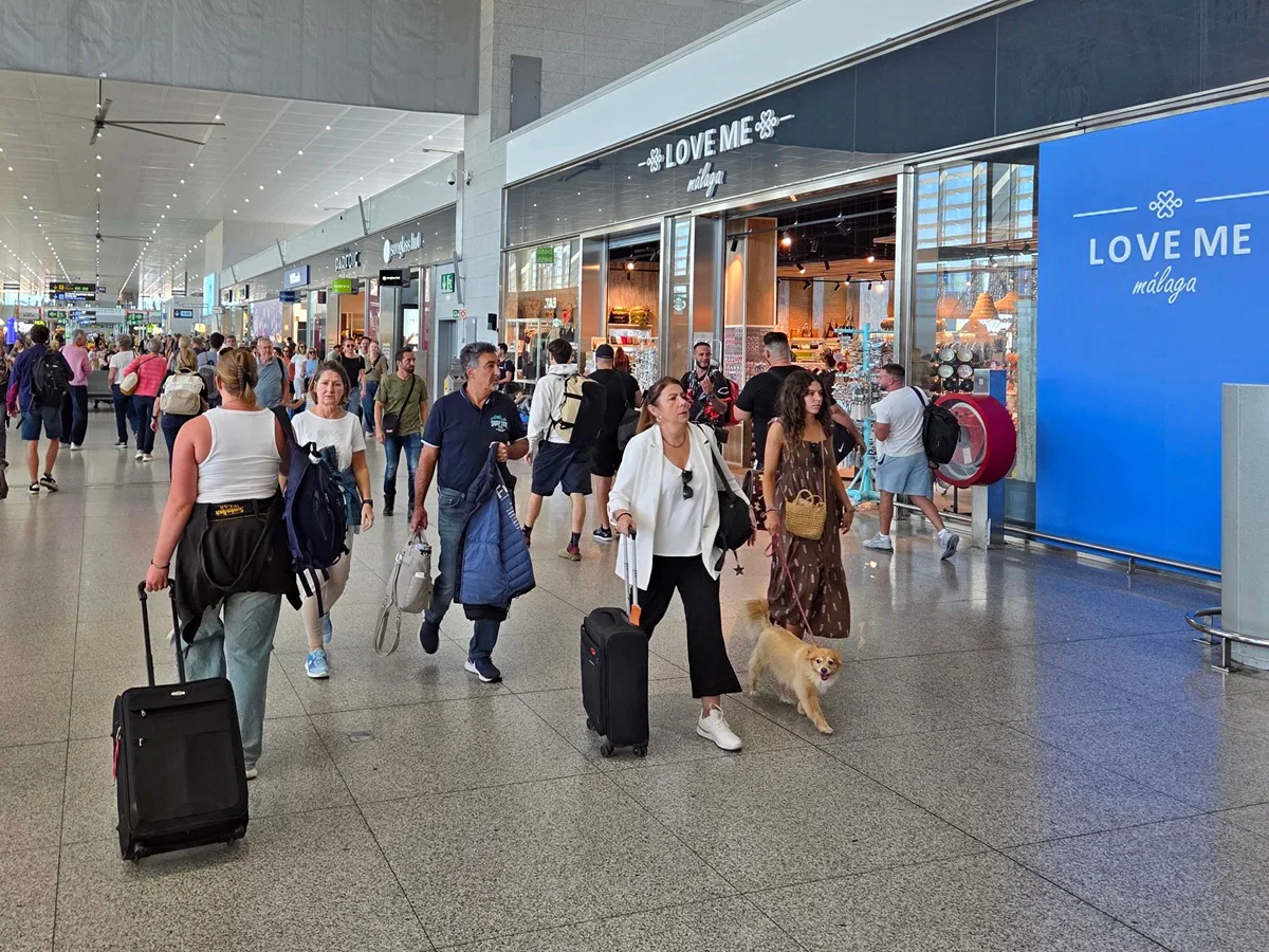 Flyselskaper kan kutte ned 85 000 flyreiser ettersom drivstoffkrisen truer sommerferien