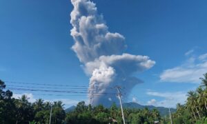 Utbrudd av Mount Dukono i Indonesia, 10 km søyle med aske: 3 turgåere drept