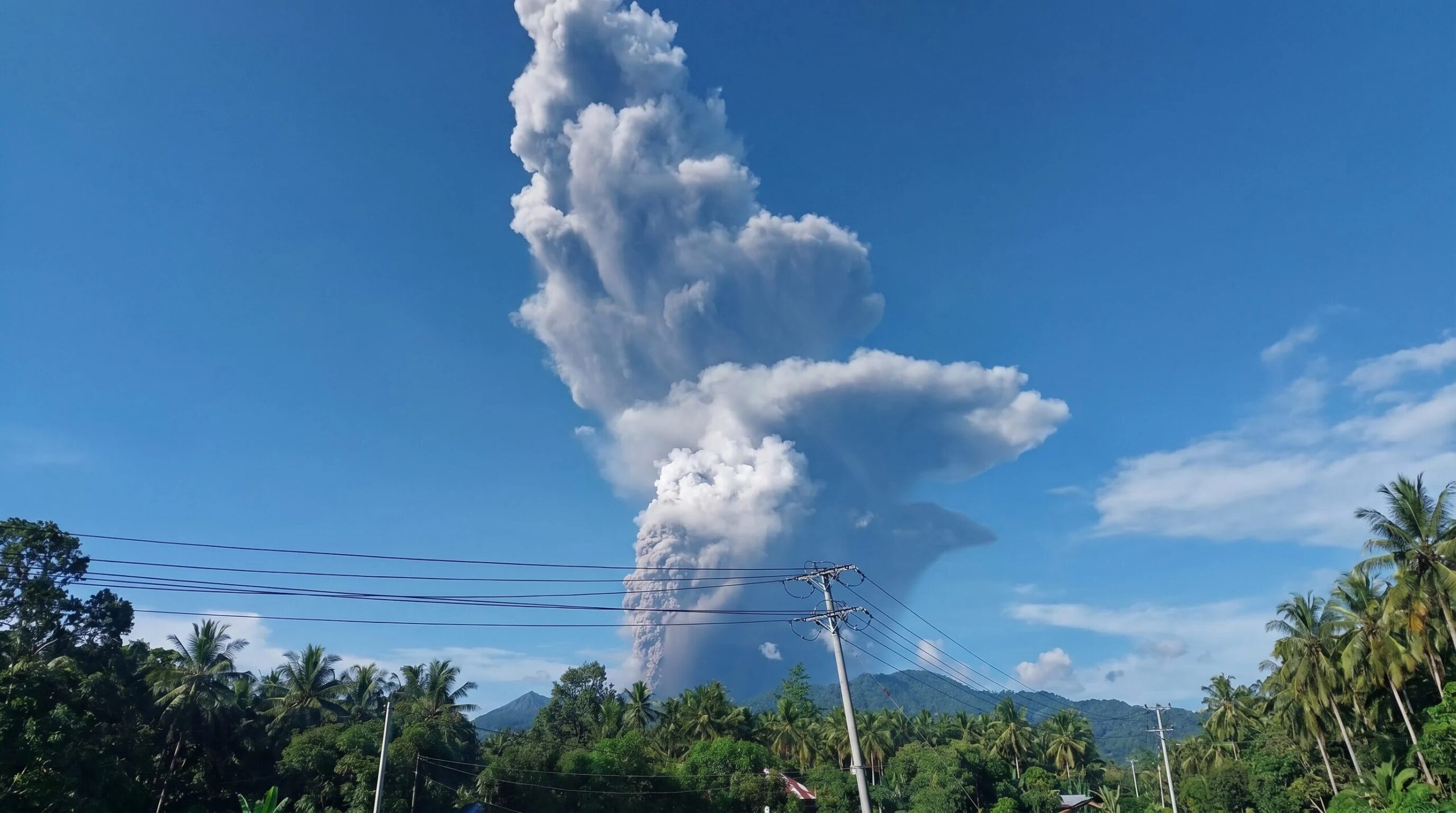 Utbrudd av Mount Dukono i Indonesia, 10 km søyle med aske: 3 turgåere drept