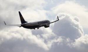 Nytt kaos for Ryanair-passasjerer ettersom flyet utsteder squark-nødsituasjoner over Channel før en plutselig U-sving