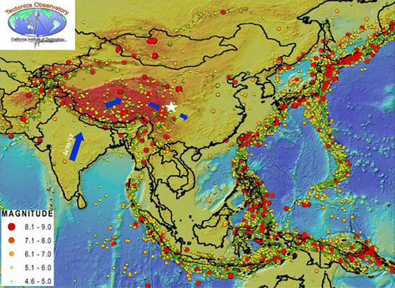 Tektonisk kontekst for kollisjonen mellom de indiske og eurasiske platen. Den hvite stjernen indikerer plasseringen av jordskjelvet i Sichuan i 2008, mens de fargede prikkene representerer andre jordskjelv registrert i området. Studiepoeng: Caltech.