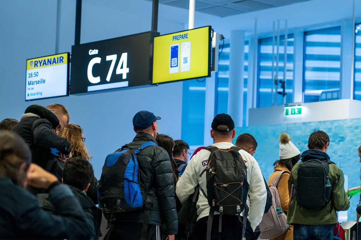 Flyr du Ryanair i sommer? Håndbaggen din kan koste deg €75 ved porten