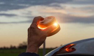 V16 beacon-mandatet begynner å falle fra hverandre ettersom DGT-sjefen gir alle andre skylden for salgskrasj