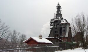 En tidligere russisk gangster bygde et trehus på 44 meter, det var det høyeste i verden: Sutyagin-huset