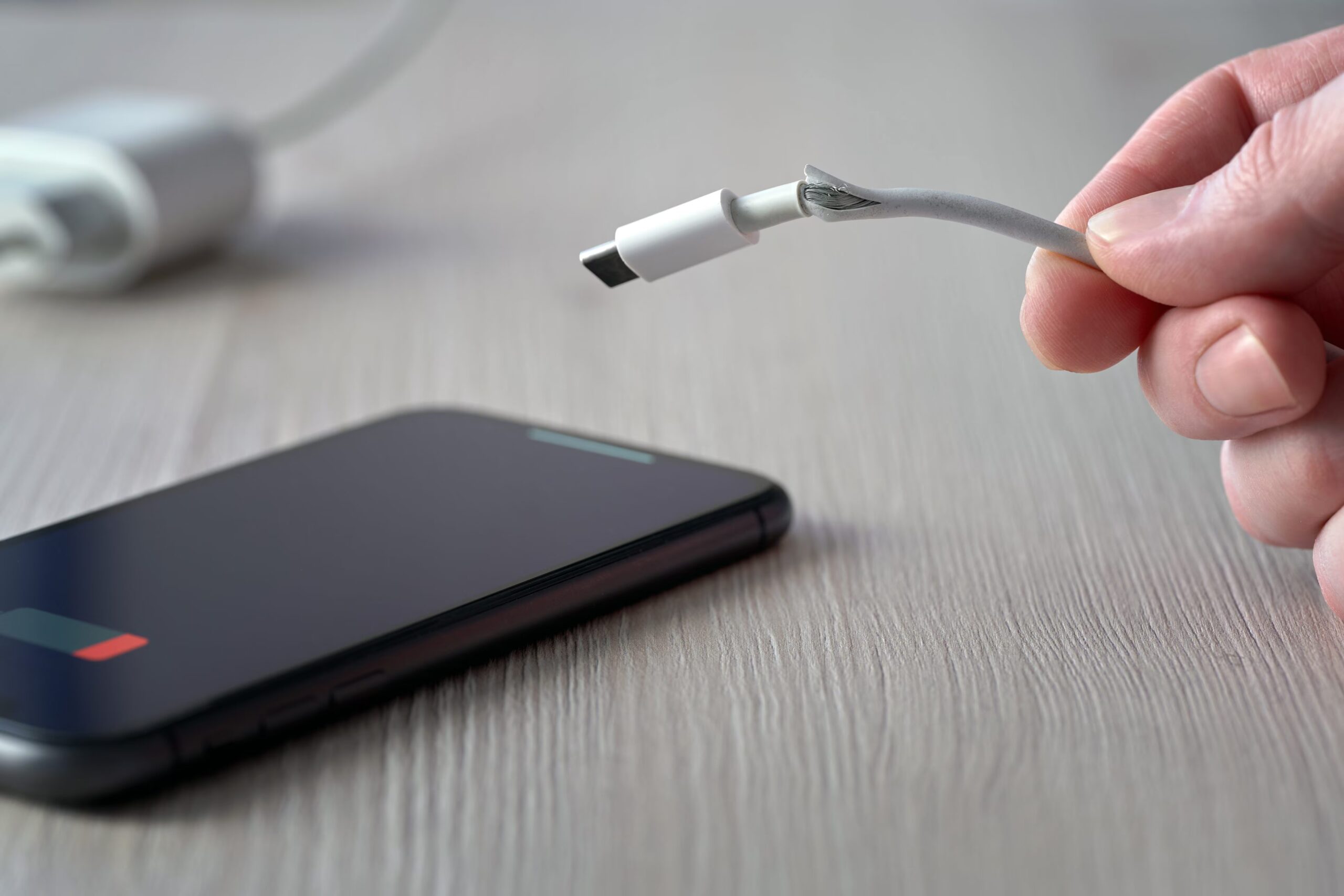 Hvorfor USB-ladekabler nesten alltid går i stykker i nærheten av kontakten og hvordan du unngår det