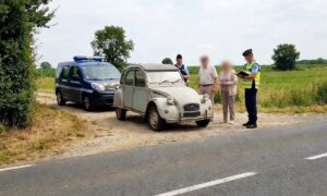 Pensjonerte fartsdemoner: Eldre borgere på 70-tallet kjørte 141 km/t i gamle klassiske Citroën 2CV på 80 km/t vei