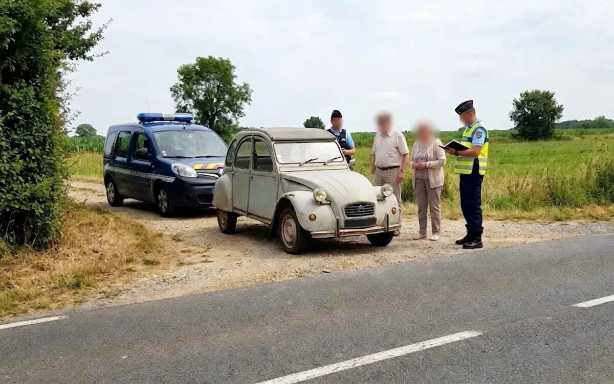 Pensjonerte fartsdemoner: Eldre borgere på 70-tallet kjørte 141 km/t i gamle klassiske Citroën 2CV på 80 km/t vei