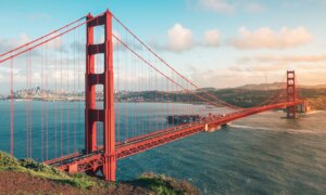 Golden Gate Bridge er den berømte hengebroen på 2,7 km mellom Stillehavet og San Francisco Bay