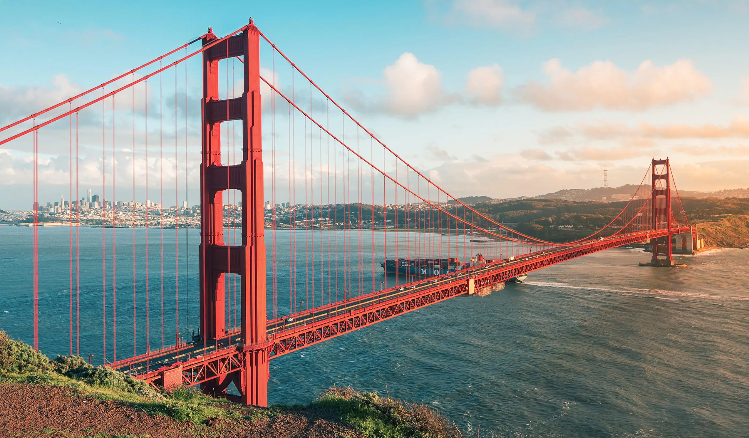 Golden Gate Bridge er den berømte hengebroen på 2,7 km mellom Stillehavet og San Francisco Bay