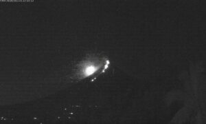 En meteor lyser opp himmelen under utbruddet av Mayon-vulkanen på Filippinene: videoen