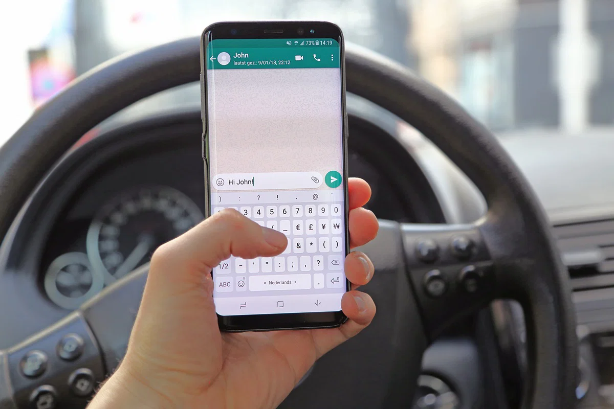 Sjåfører i Spania kan bli bøtelagt €200 for å sjekke WhatsApp ved rødt lys