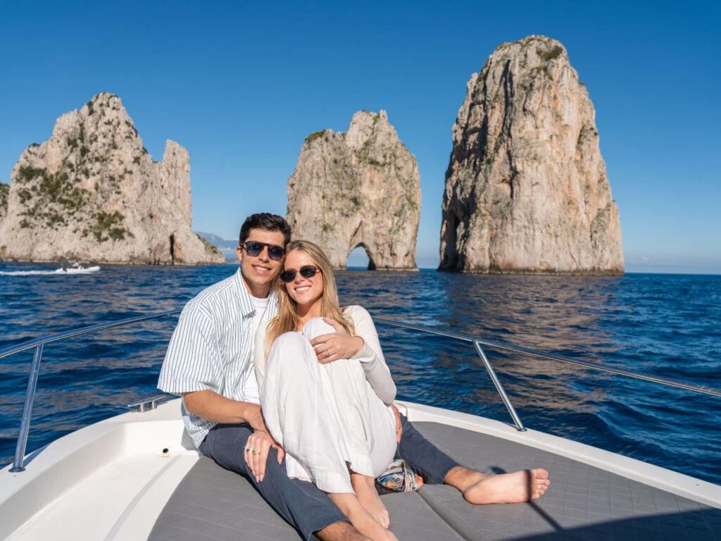 Par av en båttur med utsikt over øya Capri