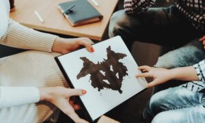 Hvordan Rorschach-testen fungerer og hva blekkflekker egentlig er for