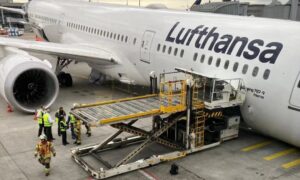 Krasj av et Lufthansa-fly i Frankfurt, landingsutstyret gir etter og Boeing kollapser med nesen i bakken