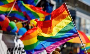 Hvordan LGBTQIA+ regnbueflagget har endret seg fra opprinnelsen til i dag: stadiene av evolusjon