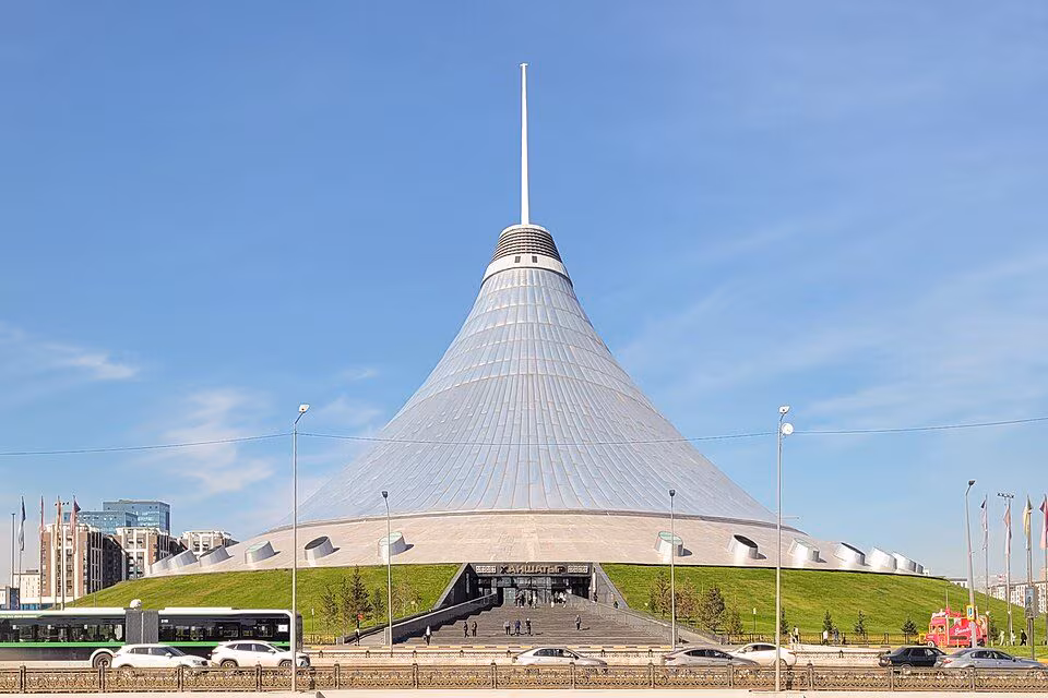 Det største teltet i verden er Khan Shatyr i Astana, Kasakhstan: det dekker et område på 127 tusen m2