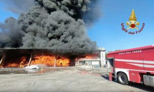Brann i Pisa ved Delca Energy i Lugnano, flammer og røyk fra plastvareselskapet: Arpa på stedet