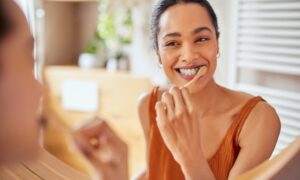 Å pusse tennene før eller etter frokost er ikke avgjørende, men i følge ADA må vi rense dem minst to ganger om dagen