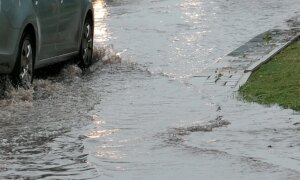 Hvorfor veier oversvømmes: kraftig regn, bakker og utilstrekkelige dreneringssystemer