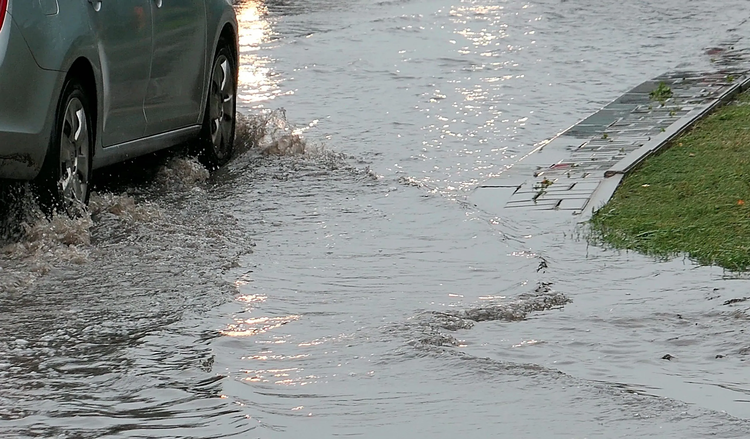 Hvorfor veier oversvømmes: kraftig regn, bakker og utilstrekkelige dreneringssystemer