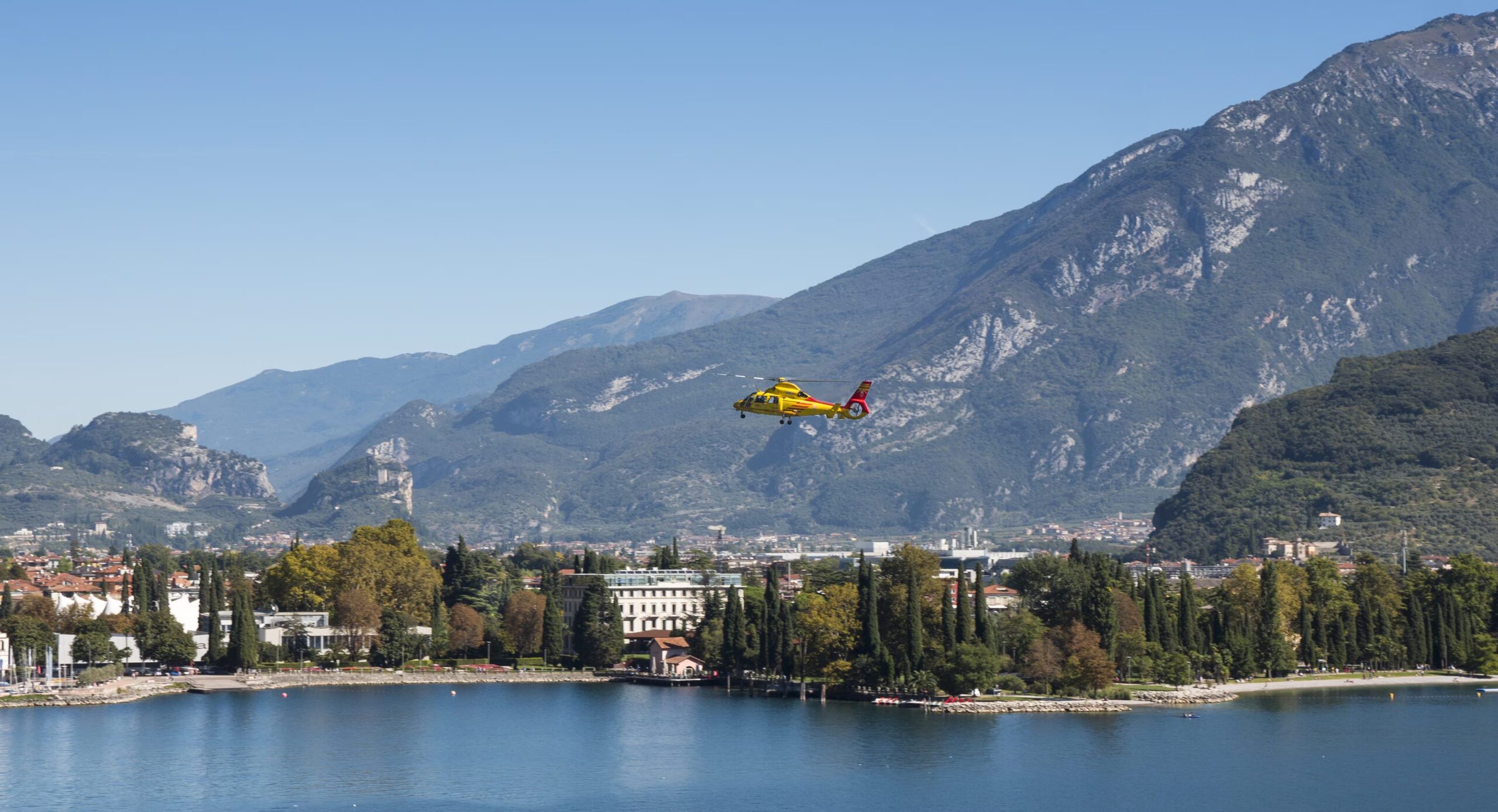 Helikopterkrasj nær Lago Maggiore, i Lesa, reddet på stedet: en død og tre skadet
