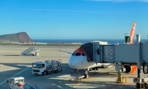 12 fulle yobs gjør Gatwick til Tenerife easyJet-fly til fire og en halv times mareritt