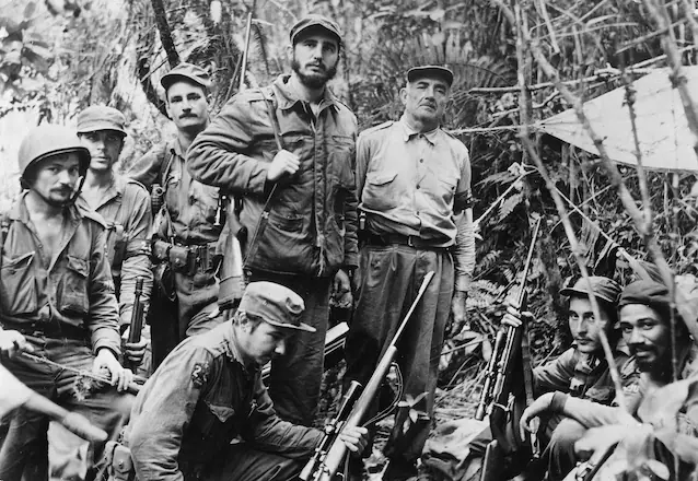 Med Fidel Castro (stående) og andre på Sierra Maestra