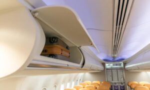 Håndbagasje er fortsatt underlagt avgifter på flyreiser, men EU innfører nye åpenhetsregler
