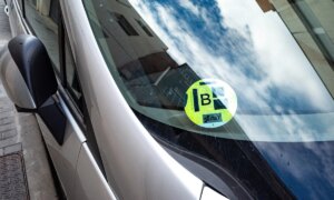 Sjåfører i Spania kan få en bot på 200 euro for et klistremerke mange tror er valgfritt