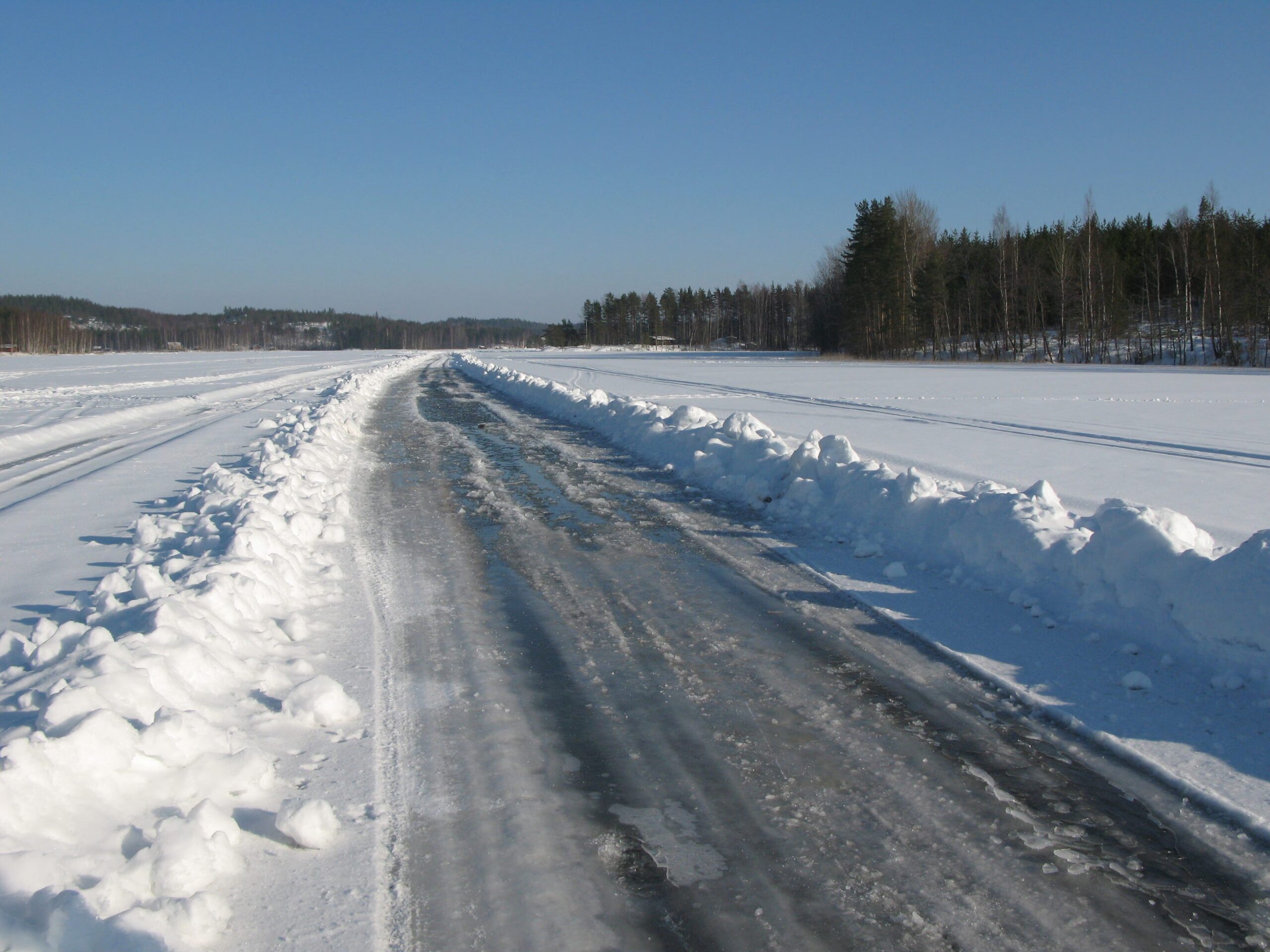 Det er en ismotorvei i Canada som er opptil 600 km lang bygget over elver og innsjøer: hva er den til for?