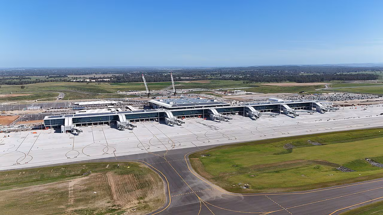 Sydneys nye 1780 hektar store internasjonale flyplass åpner i oktober: et rekordstort prosjekt