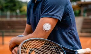 Sinner trener med en glukosesensor på armen i Monte Carlo: hva det er og hvorfor idrettsutøvere trenger det
