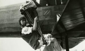 Georgia &laquo;Tiny&raquo; Broadwick, den første kvinnen i historien som hoppet fra et fly med fallskjerm