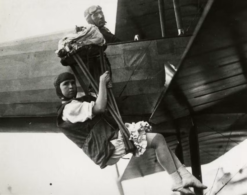 Georgia "Tiny" Broadwick, den første kvinnen i historien som hoppet fra et fly med fallskjerm