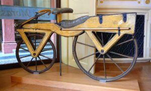 Den første sykkelen i historien hadde ikke engang pedaler: draisinen oppfunnet for over 200 år siden