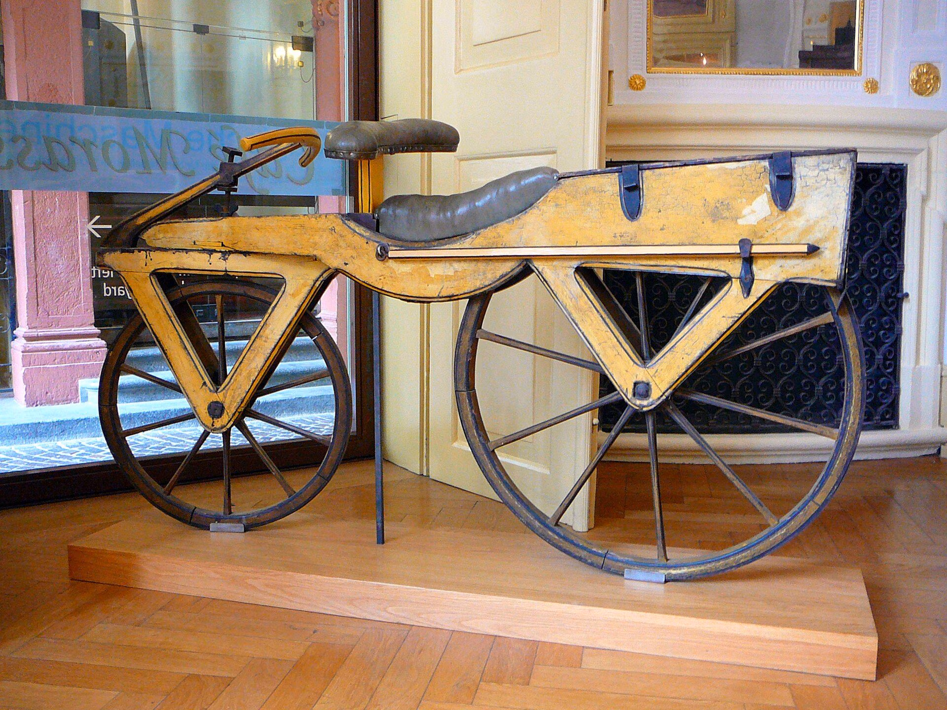 Den første sykkelen i historien hadde ikke engang pedaler: draisinen oppfunnet for over 200 år siden