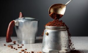 Hvordan lage kaffe med mokaen perfekt i henhold til kjemi: vann, pulver og flamme