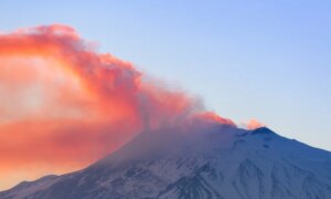 Etna bryter ut når rødt varsel utstedes og forårsaker flykaos om sommeren. Hva det betyr for reiser til Spania