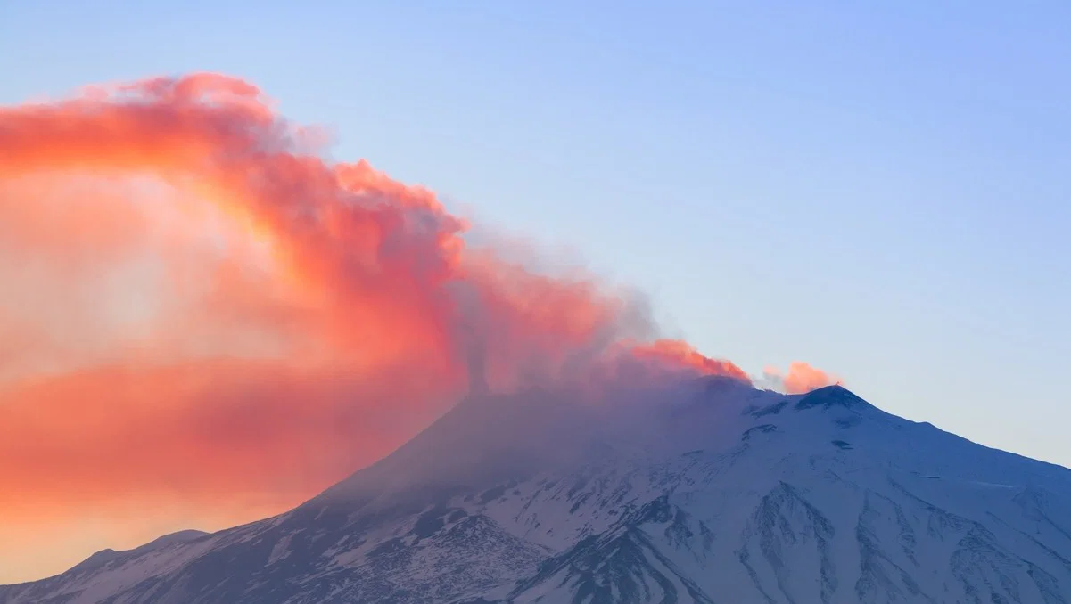 Etna bryter ut når rødt varsel utstedes og forårsaker flykaos om sommeren. Hva det betyr for reiser til Spania
