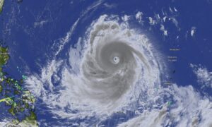 Supertyfonen Bavi ankommer: truer Kina, på vei mot Taiwan med vindkast på opptil 290 km/t