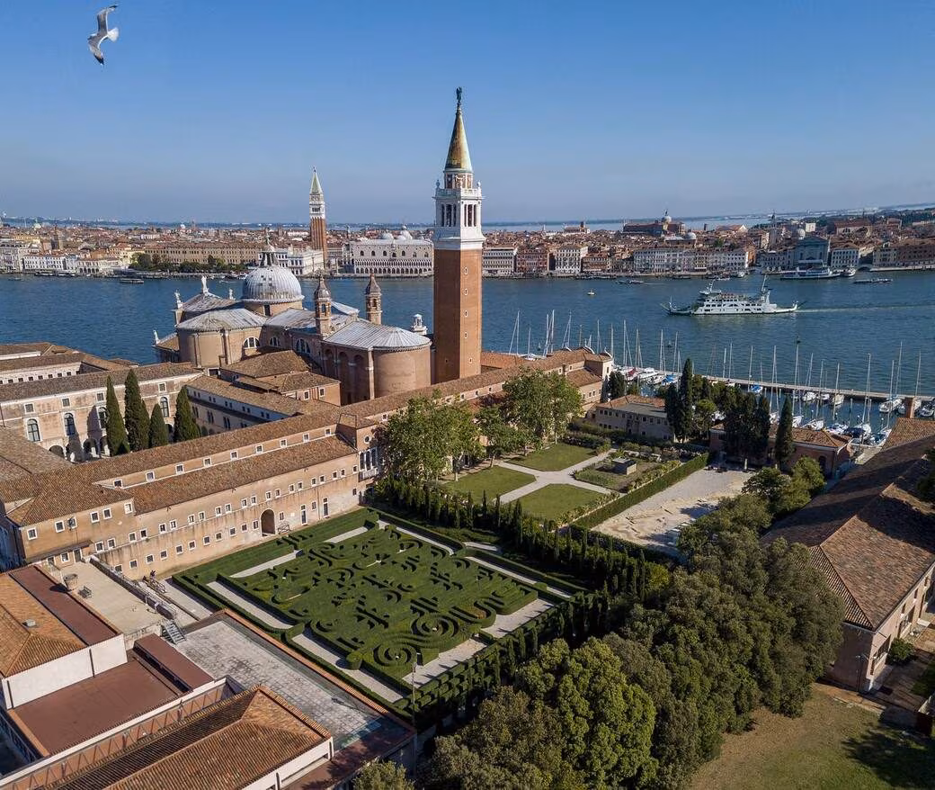 På en øy i Venezia gjenåpner Borges' labyrint med 3200 planter: historien og dens betydning