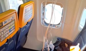 Vinduet på et Ryanair-fly fra Hellas går i stykker, passasjer holdt av kona: dynamikken