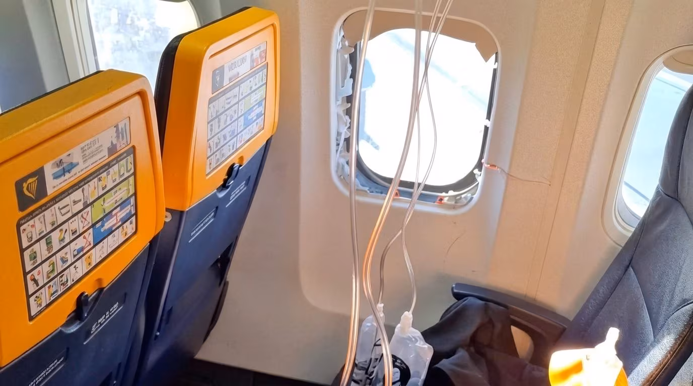 Vinduet på et Ryanair-fly fra Hellas går i stykker, passasjer holdt av kona: dynamikken
