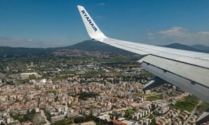 Ryanairs flymareritt: Passasjeren ble nesten sugd ut da motorrester knuser vinduet