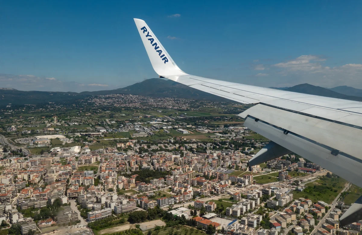 Ryanairs flymareritt: Passasjeren ble nesten sugd ut da motorrester knuser vinduet