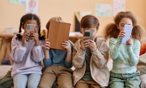 EU mot forbud mot sosiale medier for barn under 3 år og nye regler under 13 år: Von der Leyens forslag